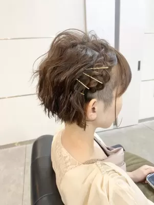 特別な日の装いに 華やかなヘアをプラス♪